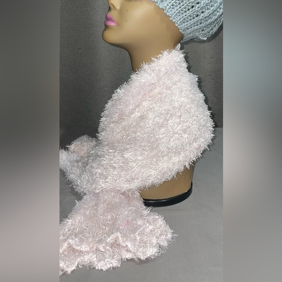 Shaggy White Scarf - Picture 2 of 4